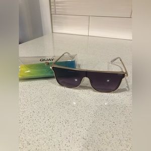 NWOT Quay Sunglasses with case